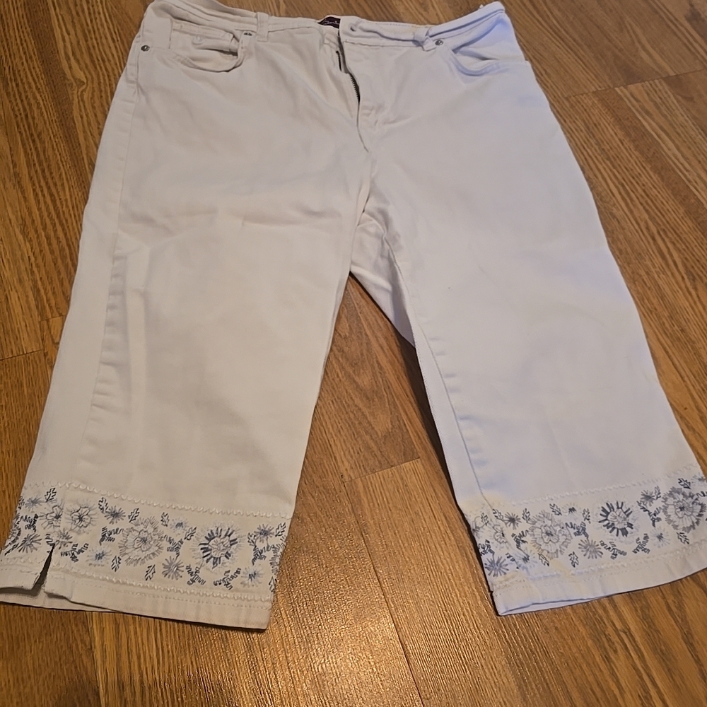 Gloria Vanderbilt White Capris with Blue Floral Embroidery